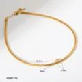 Gedetailleerd overzicht van gouden roestvrijstalen slangkettinghalsband met kristallen hanger - Ronde Zirkonia Hanger / Gouden Stijl (B166)