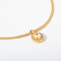 Gedetailleerd overzicht van gouden roestvrijstalen ketting met sprankelende kristallen hanger. - Gouden Stijl (G48)