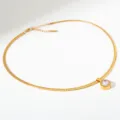 Gouden roestvrijstalen slangenketting met ronde kristallen hanger en prachtige mooie details. - Gouden Stijl (G51)