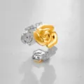 Primer plano de anillo floral bicolor de acero inoxidable, banda abierta ajustable con rosa dorada. - Estilo Rosa Bicolor