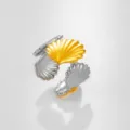 Primer plano detallado del anillo de concha bicolor con textura metálica y diseño único. - Estilo Concha Bicolor