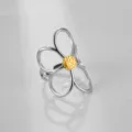 Anillo de flor bicolor en acero inoxidable con pétalos calados y centro dorado texturizado. - Estilo Flor Calada Bicolor