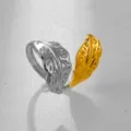 Detalle de anillo de hoja bicolor de acero inoxidable, mostrando textura y banda ajustable. - Estilo Hoja Bicolor Premium