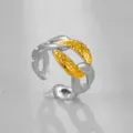 Anillo ajustable bicolor de acero, primer plano de eslabones dorados y plateados. - Estilo Cadena de Moda Bicolor