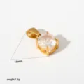 Nahaufnahme Detailansicht eines minimalistischen goldenen Edelstahlanhängers mit Zirkonia. - Anhänger Ohne Kette (G49)
