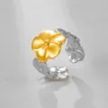 Exquisito anillo de flor bicolor de acero inoxidable, banda abierta ajustable, detalle. - Estilo Pequeñas Flores Conectadas Bicolor