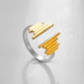 Anillo ajustable bicolor de acero inoxidable con diseño geométrico moderno, joya elegante y versátil. - Estilo Rayas Geométricas Asimétrico Bicolor