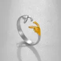 Anillo abierto bicolor de acero inoxidable con gesto animado, joya de moda ajustable. - Estilo Dedos Apuntando Gesto Dibujos Animados Bicolor