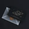 Schwarze Grußkarte mit goldenem Planeten, transparenter Umschlag und schöner Aufkleber. - Kosmos-Stil / 50 Blatt