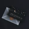 Schwarze Grußkarte mit edlem Goldfolien-Monddesign, perfekt für besondere Geschenke. - Mond & Stern