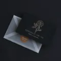 Elegante schwarze Grußkarte mit Goldfolien-Rosenmuster und transparentem Umschlag für Geschenke. - Rose