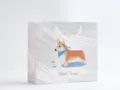 Horizontale Papiertragetasche mit niedlicher Corgi-Illustration und minimalistischem Design. - Corgi / L