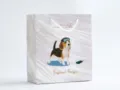 Kreative minimalistische Papiertüte als Geschenk mit süßem Beagle-Design und Griffen. - Beagle Hund