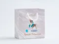 Dekorativer Geschenktüte aus Papier mit süßem Chihuahua-Motiv, horizontale Feiertagsverpackung. - Chihuahua / S