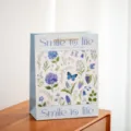 Blumen Geschenktüte mit blauem Blumenmuster, elegante Papiertüte für Geburtstage und Geschenke. - Lächeln zum Leben / L
