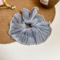 Vintage geplooide grijze haarscrunchie versierd met elegante parels, zacht stoffen haaraccessoire. - Blauw