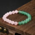 Dettaglio del braccialetto di perle di pietre preziose rosa e verdi, accessorio chic - Quarzo Rosa Agata Verde