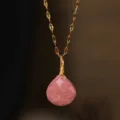 Natural crystal water drop pendant necklace for women, stylish gold clavicle chain jewelry. - Red Wood Grain Stone