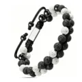 Vue détaillée du bracelet tressé en pierre de lave noire et blanche avec plaque métal. - 6MM Pierre de Lave