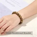 Bracelet de perles en bois de santal vert naturel avec perles rondes lisses pour un usage quotidien. - Bois verdâtre