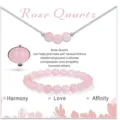 Dettaglio gioielli in quarzo rosa con collana delicata, anello e bracciale perle. - Quarzo rosa