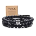 Vista detallada de pulsera de cuentas negras de doble capa con dije de corazón y tarjeta. - 22