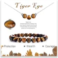 Dettaglio del set di gioielli in pietra occhio di tigre con perle di cristallo e collana. - Occhio di tigre