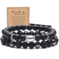Detalle de la pulsera de cuentas multicapa con piedras mate y un elegante abalorio de fútbol. - 19