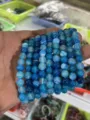 Detalle de pulsera de cuentas de ágata azul que muestra múltiples hilos sostenidos a mano. - 4mm (aprox. 90pcs) / Ágata de rayas azules