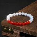 Bracciale di perle multicolore con pietre rosse, bianche e azzurre per abbigliamento quotidiano. - Contrasto Colore Rosso, Bianco e Blu