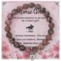Primo piano di braccialetto di perline in pietra naturale rosa con ciondolo a cuore. - Con Carta Confezione / Cuori con motivi rossi e linee nere