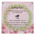 Braccialetto di perline verdi con distanziatori dorati su carta floreale rosa, dettaglio. - Con Carta Confezione / Pietra Verde Cuore