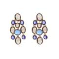 Vue détaillée de boucles d'oreilles pendantes vintage dorées avec des pierres bleues et blanches. - Bleu