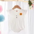 Mignon body bébé fille blanc à manches courtes avec patch tournesol et boutons en bois. - 66cm / Blanc