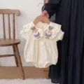 Vista dettagliata della simpatica tutina estiva da bambina con colletto con coniglio. - 66cm / Albicocca