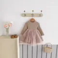 Dettaglio del vestito patchwork in tulle rosa e top in maglia primaverile per bambina. - 90cm / Kaki