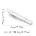 Pince à cravate argentée pour homme, design rayé classique, accessoire élégant pour costume. - Rayures Diagonales Argentées