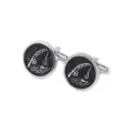 Boutons de manchette ronds argentés avec fond noir texturé et motif de pêcheur. - Style Gravé Motif Pêche (P1170-4)