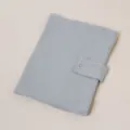 Vista detallada de la funda de cuaderno de gasa de algodón azul claro con correa de broche. - Azul grisáceo