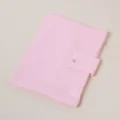 Detalle de funda de libro de muselina de algodón rosa, estuche suave para cuaderno con botón. - Rosa Claro
