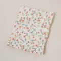 Detalle de funda de libro de tela, vista cercana de cubierta floral para cuaderno. - Floral Rosa