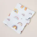 Vista detallada de funda para libro de gasa de algodón hecha a mano con estampado de arcoíris. - Arcoíris Blanco