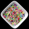 Primo piano di strass colorati in resina con retro piatto stile AB jelly per artigianato e nail art. - Multicolore