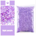 Vista di dettaglio di strass in resina piatta viola chiaro con struttura e lucentezza. - Viola chiaro