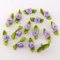 50 pcs rosas de cinta violeta con hojas verdes flores de tela hechas a mano para manualidades DIY. - Púrpura claro, 50 piezas
