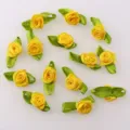 Pequeñas rosas de cinta amarilla con hojas verdes, adorno de flores de satén hechas a mano. - Amarillo dorado 50 uds.