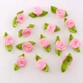 Flores de rosa de cinta hechas a mano con hojas verdes, bonitos apliques florales de tela rosa para DIY. - Rosa claro 50 uds.
