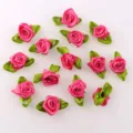50pcs Flores de Rosa de Cinta Hechas a Mano con Hojas Verdes Pequeñas Flores de Tela para DIY - Rosa rojo claro 50 uds.