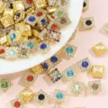 Vista de cerca detallada de botones de diamantes de imitación cuadrados para manualidades. - 50 Piezas/Paquete / Multicolor
