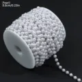 Vista detallada de cadena de perlas blancas en bobina para joyería artesanal. - Cadena de Perlas 6.0mm / 1 Metro / Blanco K/Plata